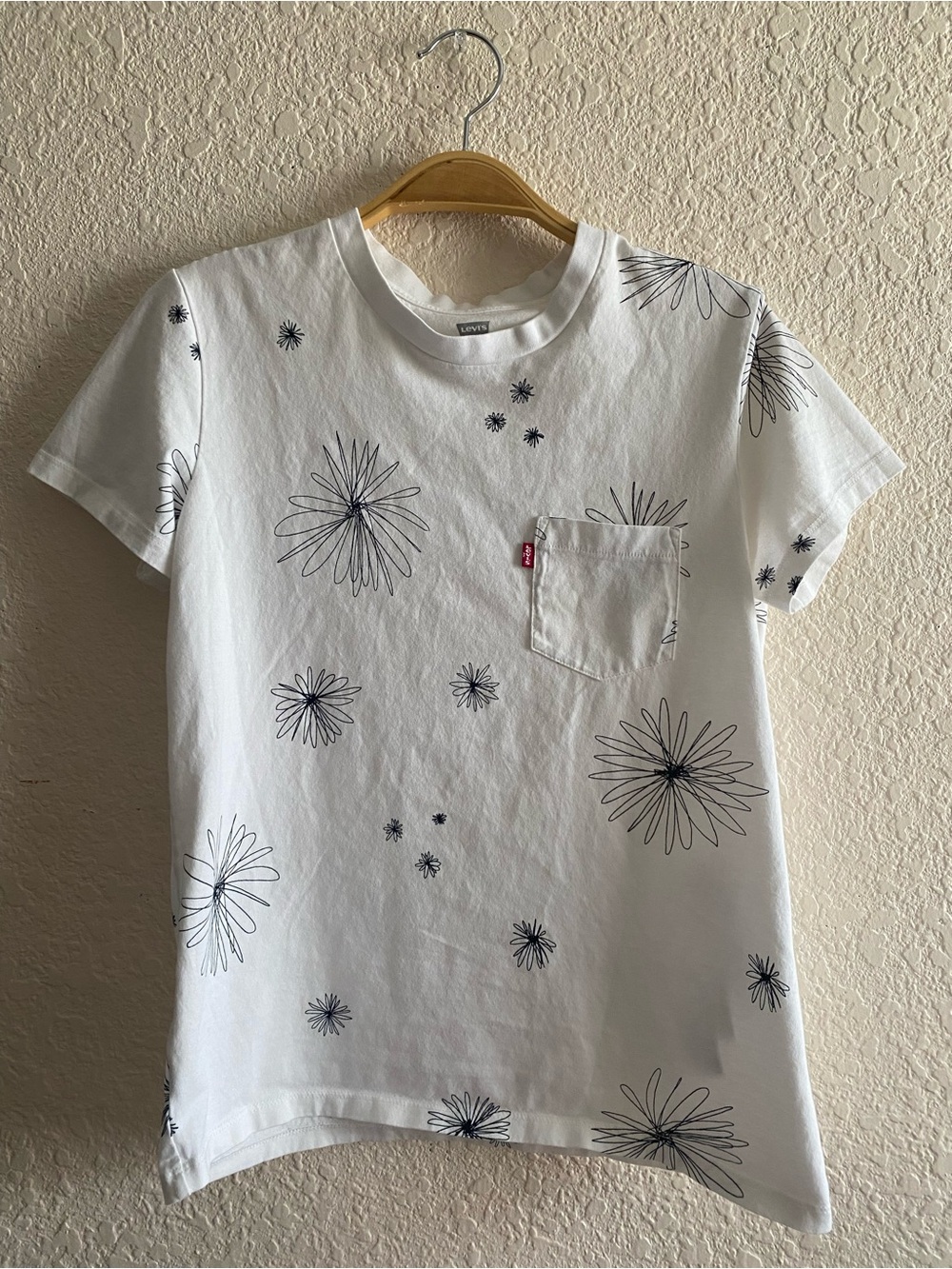 Levi’s Perfect Crew Black White Flower Pocket Tee